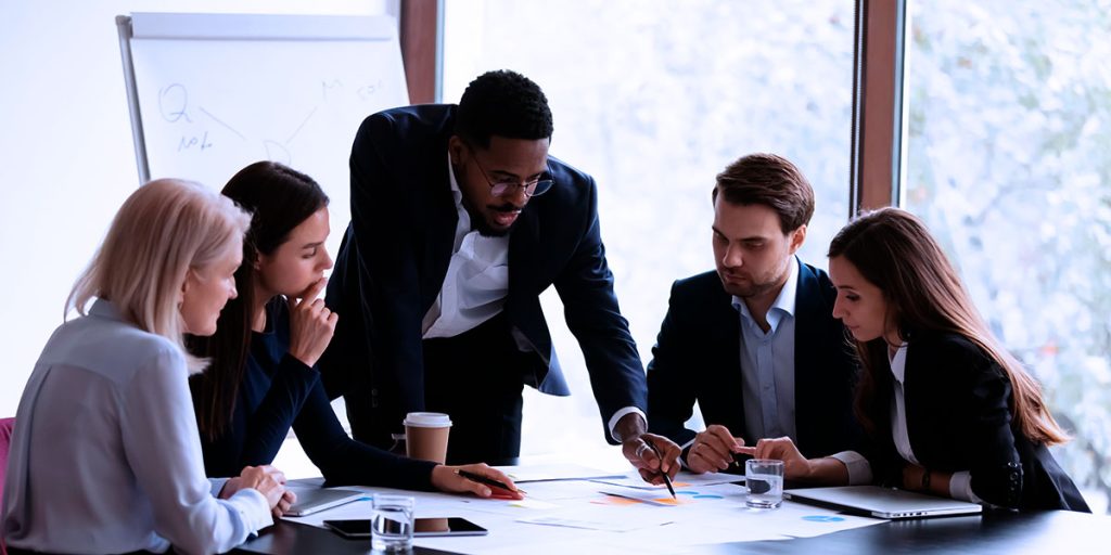 Grupo de empresarios tomando una decisión para implementar un modelo de machine learning.