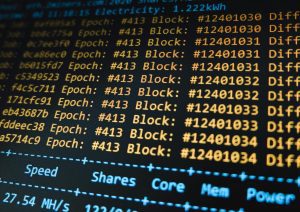 Pantalla de computadora mostrando datos en tiempo real de minería de criptomonedas, una forma moderna de manejar bases de datos.